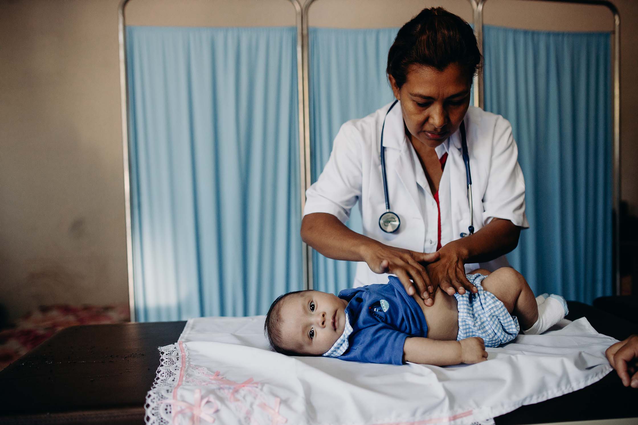 alt="Babies_und_Müttern_helfen_ärztliche_Versorgung_Doktor_El-Salvador_Amerika_Compassion_Deutschland"