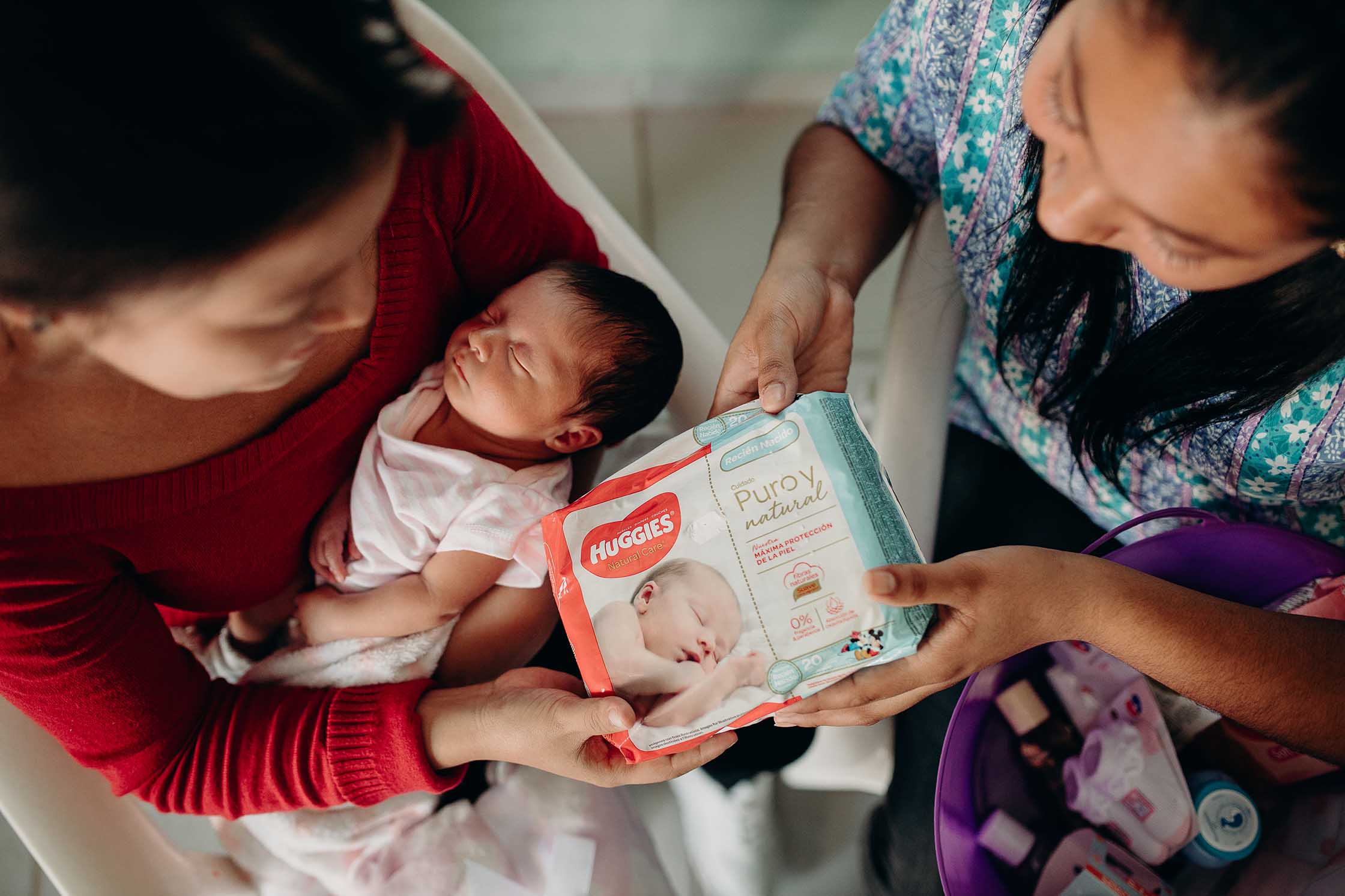 alt="Babies_und_Müttern_helfen_Mutter_Kind_Babie_auf_Arm_Pampers_El-Salvador_Amerika_Compassion_Deutschland"