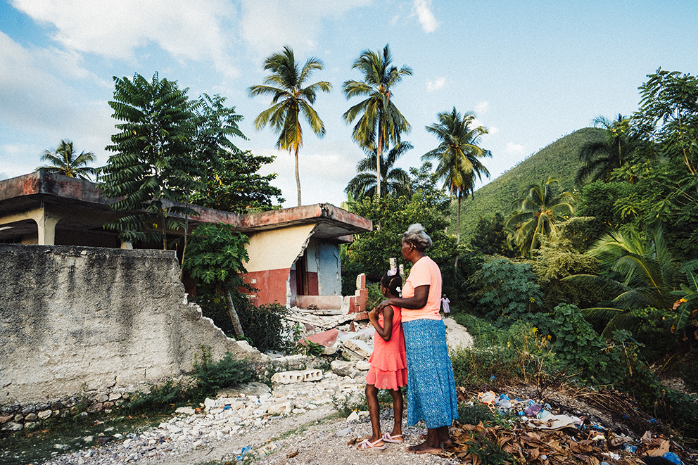 alt="Soraya_und_Ana_Haus_zerstört_Haiti_Erdbeben_Wiederaufbau_Compassion_Deutschland"